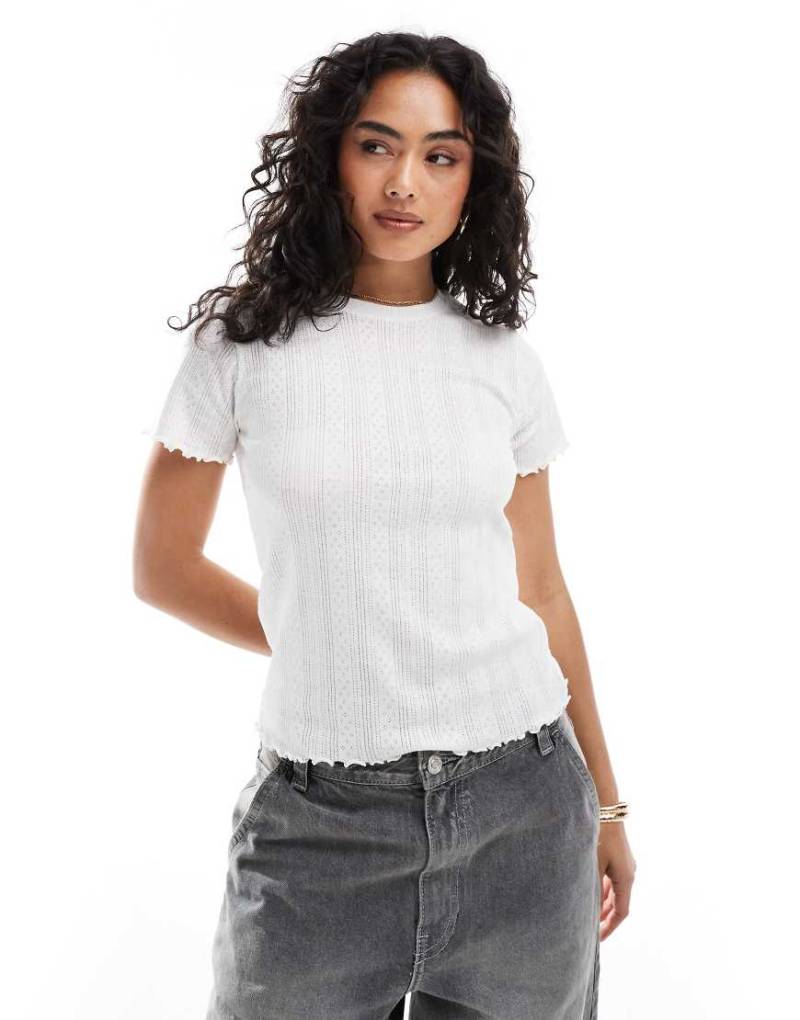 Pieces - Pointelle-T-Shirt in Weiß mit Overlocknaht Pieces - Pointelle-T-Shirt in Weiß mit Overlocknaht von Pieces