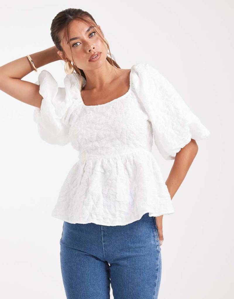 Pieces - Premium - Strukturiertes Oberteil in Weiß mit Puffärmeln und Schleife hinten Pieces - Premium - Strukturiertes Oberteil in Weiß mit Puffärmeln und Schleife hinten von Pieces