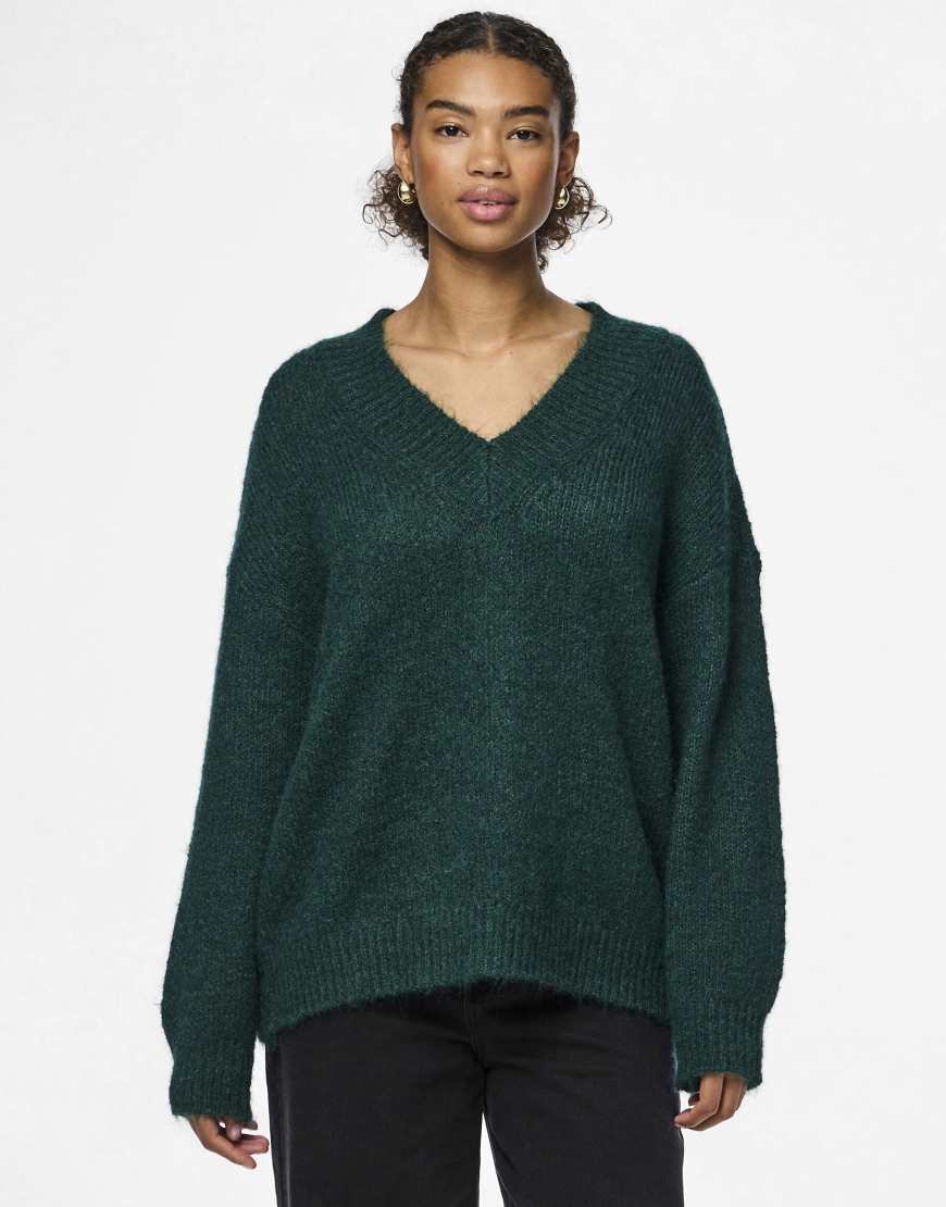 Pieces - Pullover in Botanical Garden mit V-Ausschnitt-Grün von Pieces