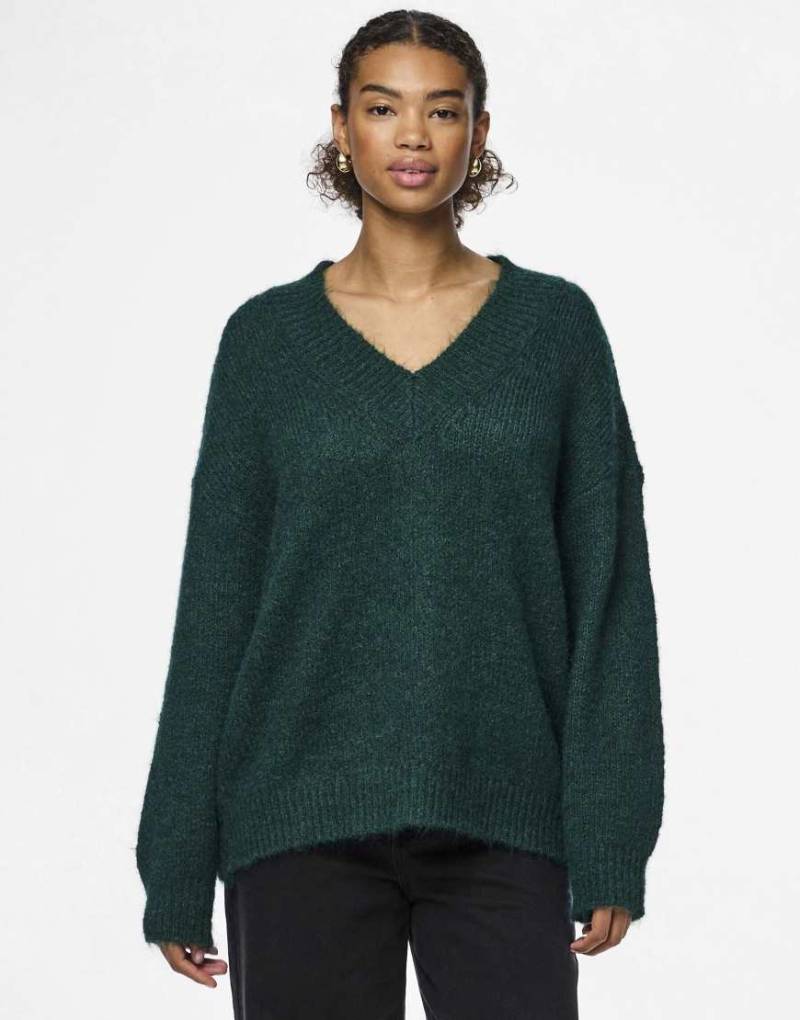 Pieces - Pullover in Botanical Garden mit V-Ausschnitt-Grün von Pieces