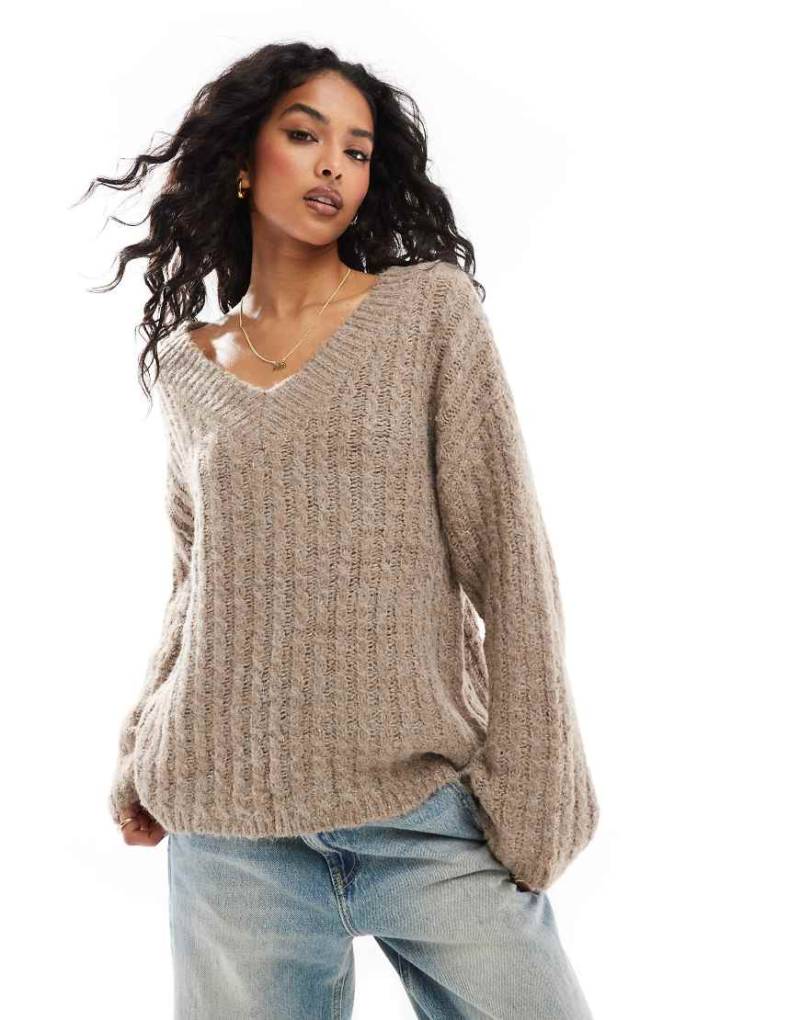 Pieces - Pullover in Taupe mit offenem V-Ausschnitt-Neutral Pieces - Pullover in Taupe mit offenem V-Ausschnitt-Neutral von Pieces