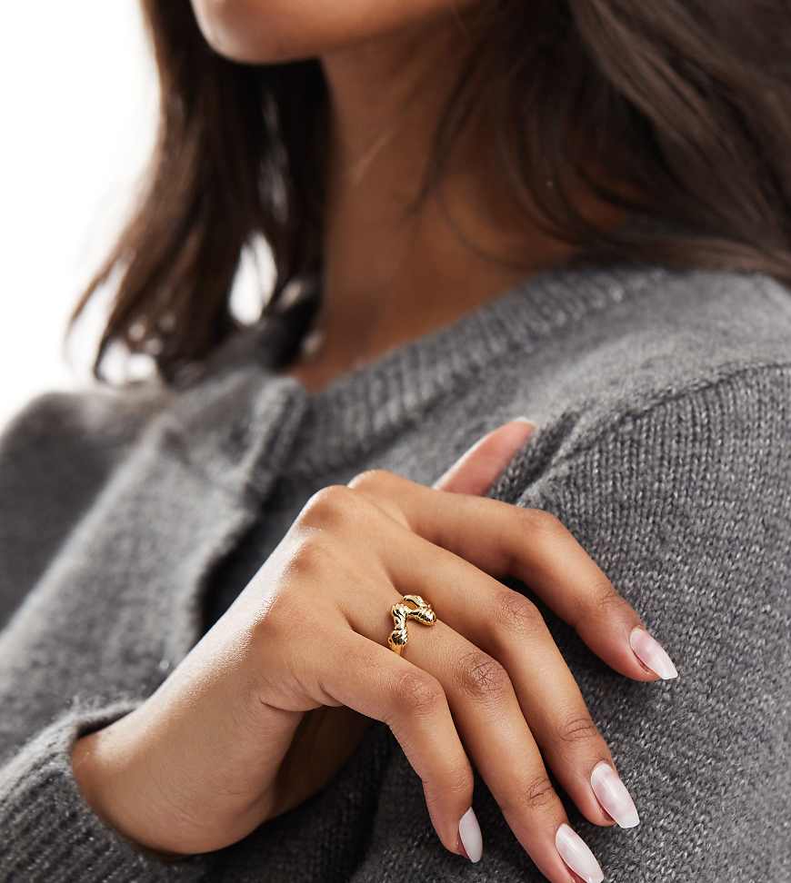 Pieces - Ring in Goldoptik mit 18-Karat-Vergoldung und geschmolzenem Design in einer Geschenkbox-Goldfarben Pieces - Ring in Goldoptik mit 18-Karat-Vergoldung und geschmolzenem Design in einer Geschenkbox-Goldfarben von Pieces