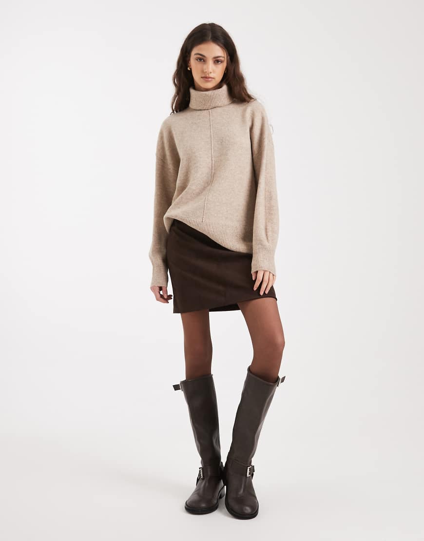 Pieces - Rollkragenpullover in meliertem Taupe-Grau mit Ziernaht vorn von Pieces