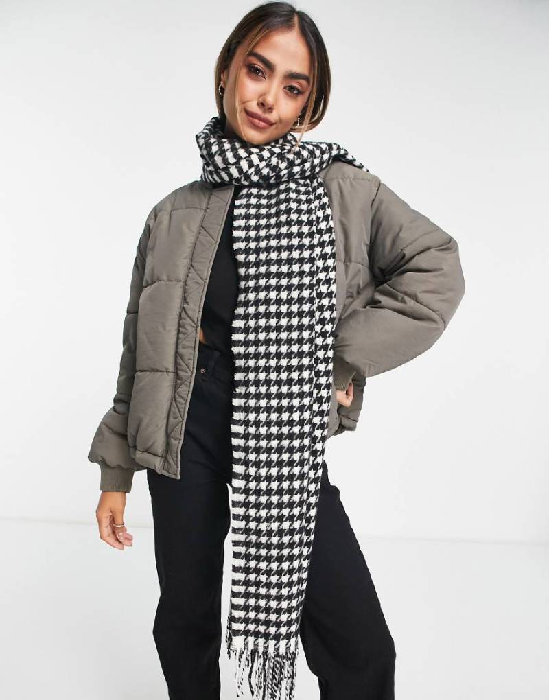 Pieces - Schal mit Hahnentrittmuster in Schwarz und Weiß und Quasten-Bunt von Pieces