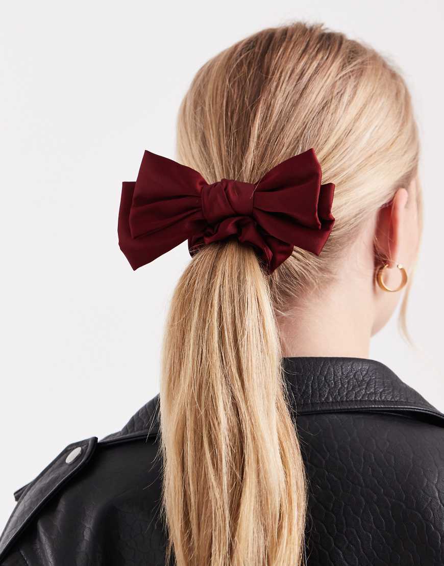Pieces - Schleifen-Scrunchie aus Satin in Burgunderrot von Pieces