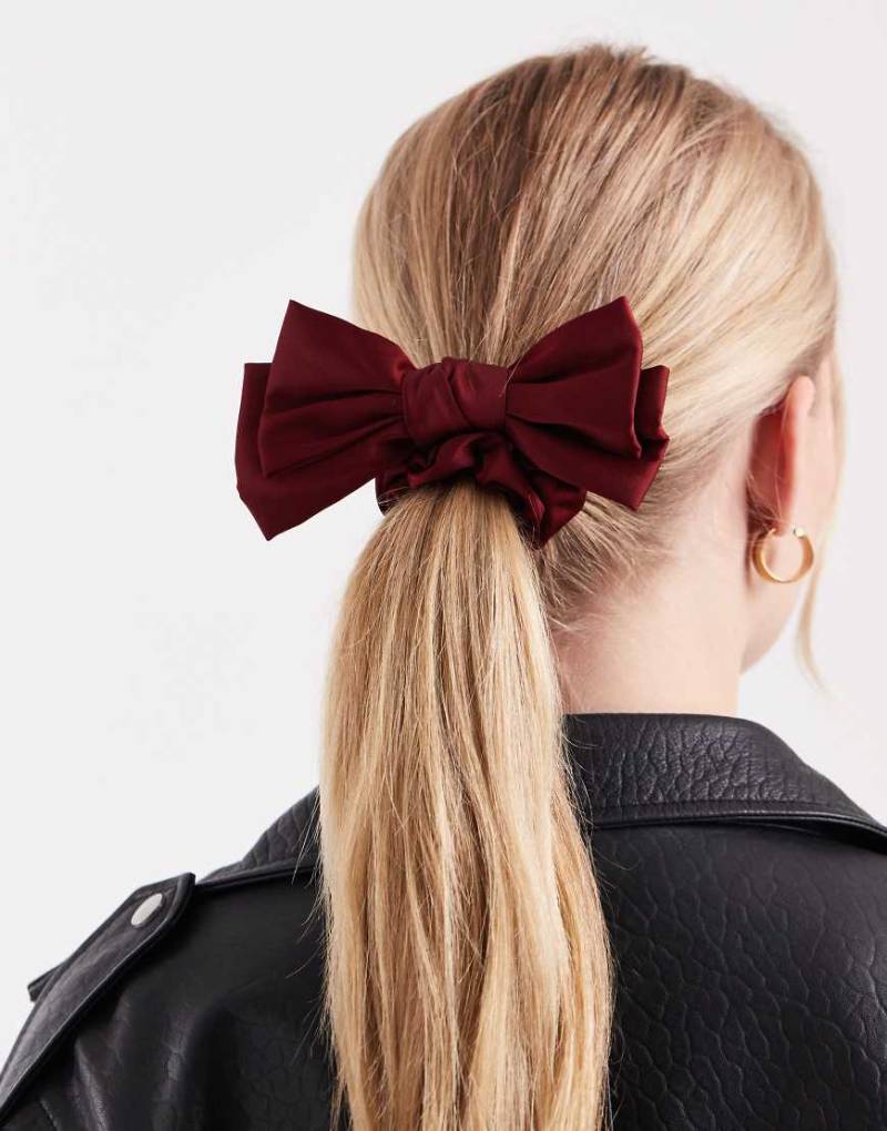 Pieces - Schleifen-Scrunchie aus Satin in Burgunderrot von Pieces