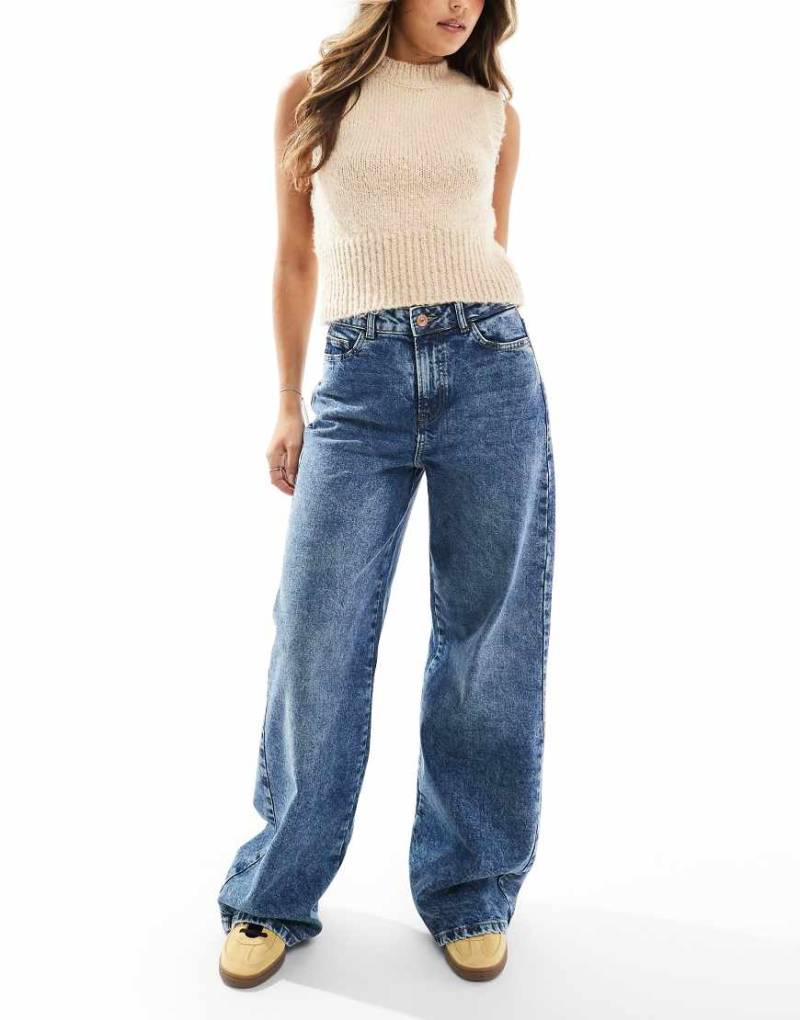 Pieces - Selma - Jeans in mittelblauer Rinse-Waschung mit hohem Bund und weitem Bein von Pieces