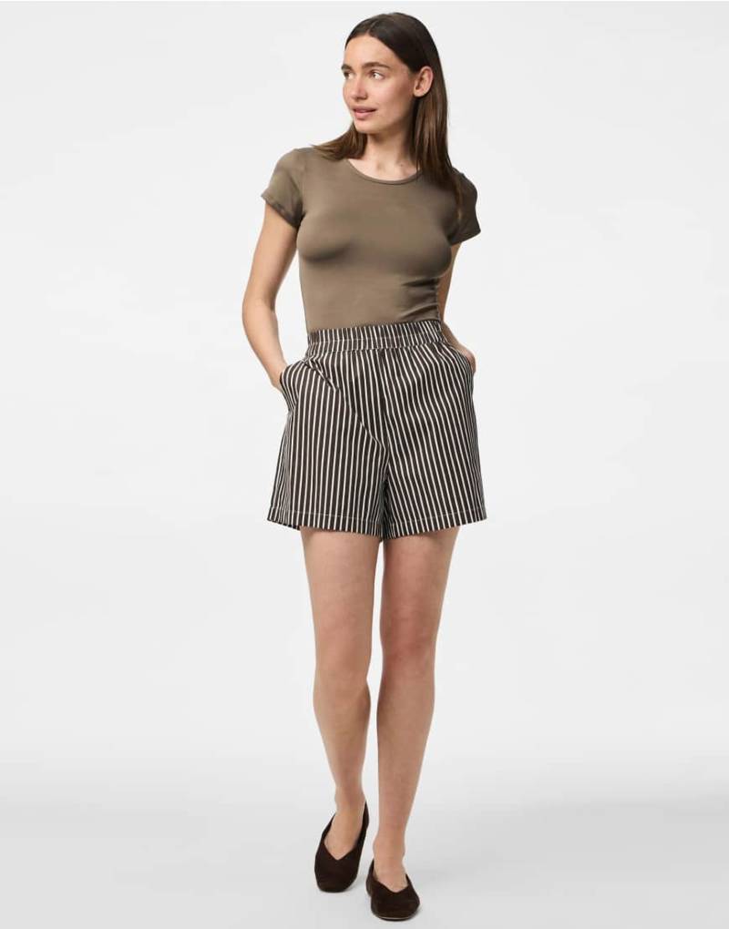 Pieces - Shorts in Braun von Pieces