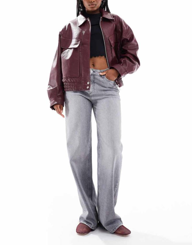 Pieces - Silke - Weit geschnittene Jeans in Mittelgrau mit mittelhohem Bund Pieces - Silke - Weit geschnittene Jeans in Mittelgrau mit mittelhohem Bund von Pieces