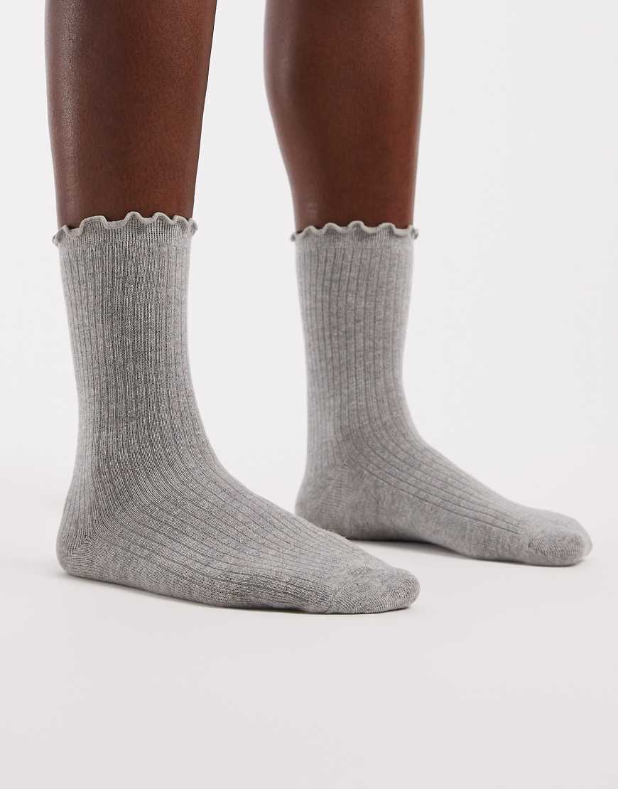 Pieces - Socken in meliertem Hellgrau mit Rüschenborte von Pieces