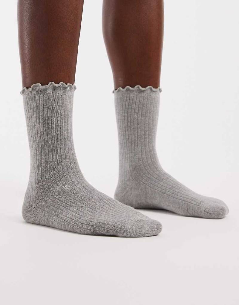 Pieces - Socken in meliertem Hellgrau mit Rüschenborte von Pieces