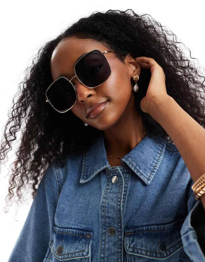 Pieces - Sonnenbrille mit eckigem Metallgestell in Gold und schwarz getönten Gläsern-Goldfarben von Pieces