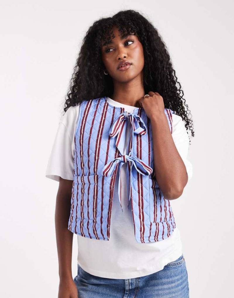 Pieces - Steppweste in Blau und Burgunderrot gestreift mit Bindebändern vorne-Bunt von Pieces