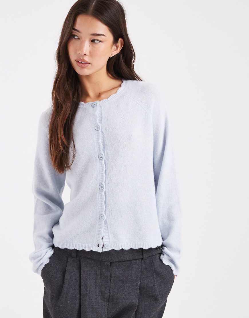 Pieces - Strickjacke in Blassblau mit Muschelsaum von Pieces