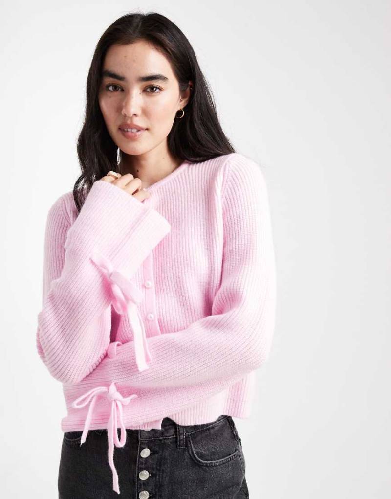 Pieces - Strickjacke in Hellrosa mit Perlenknöpfen und Bündchen mit Schleifendetail von Pieces