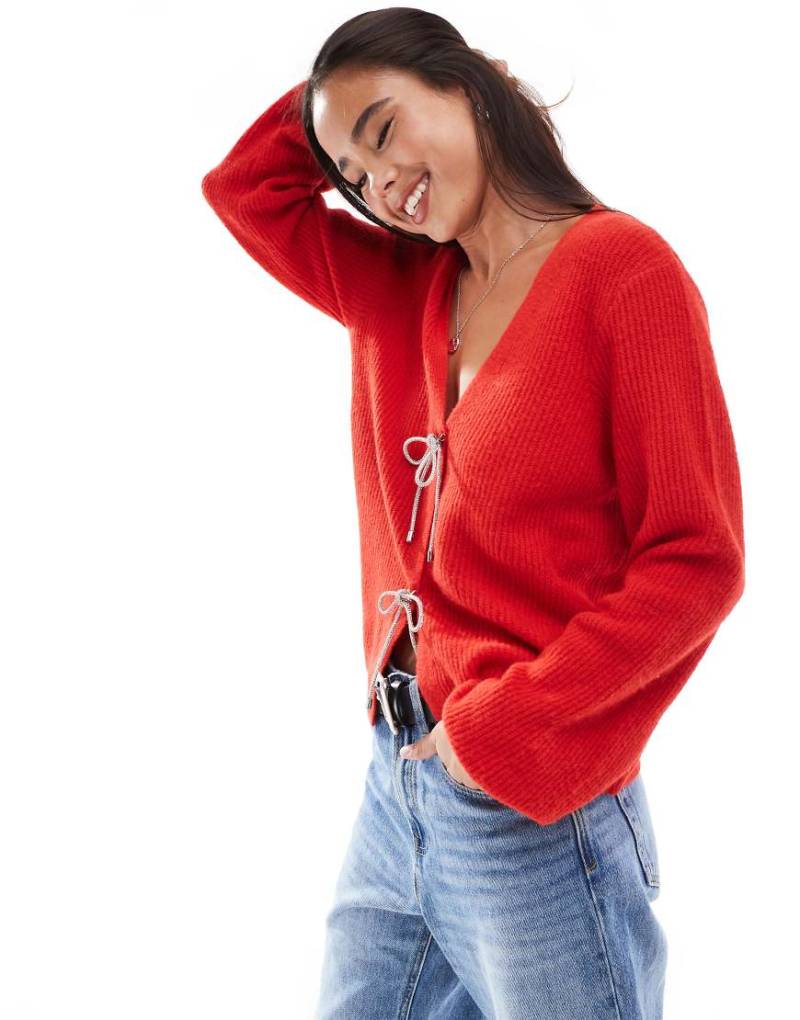 Pieces - Strickjacke in Rot mit verzierten Schleifen von Pieces