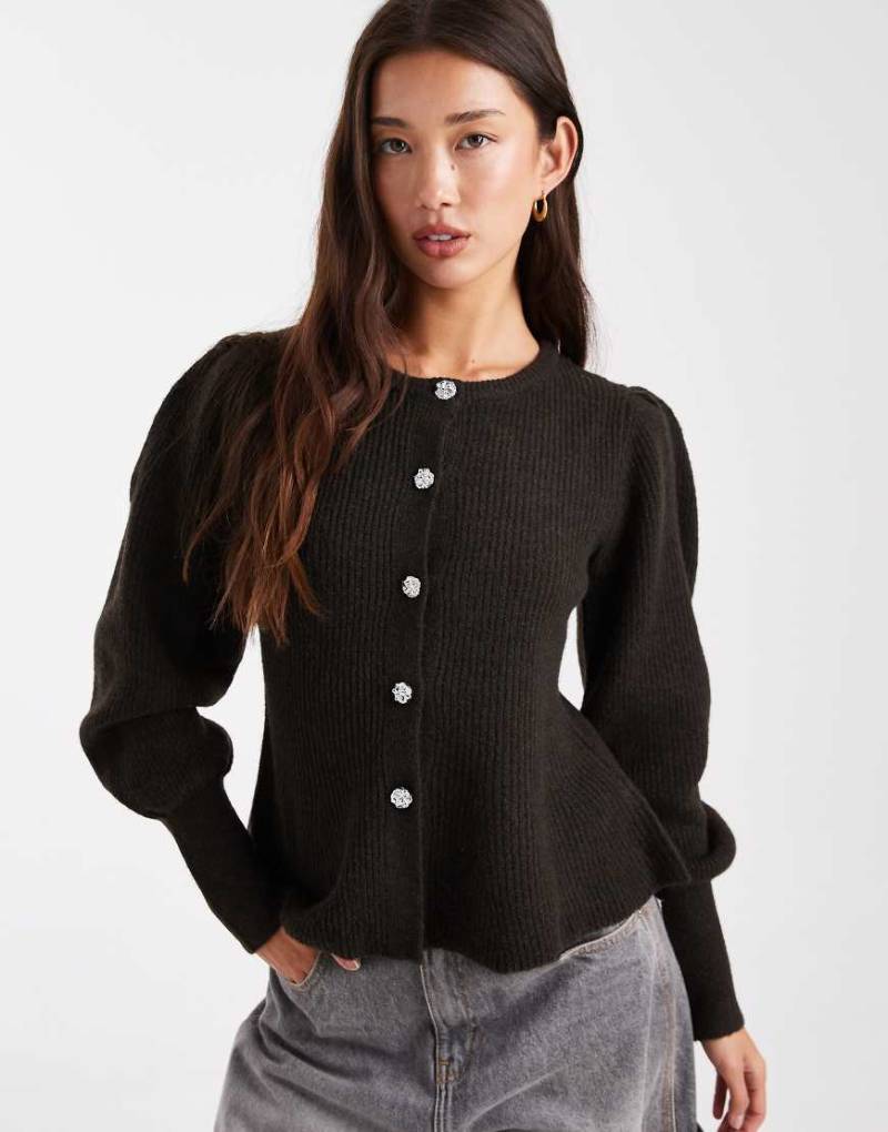 Pieces - Strickjacke in Schokobraun mit geraffter Taille, Ballonärmeln und Knöpfen in gehämmerter Optik-Brown von Pieces