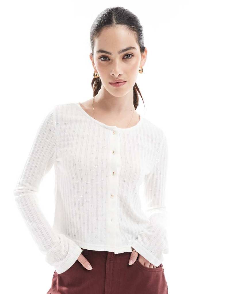 Pieces - Strickjacke in Wolkenweiß mit Lochmuster von Pieces