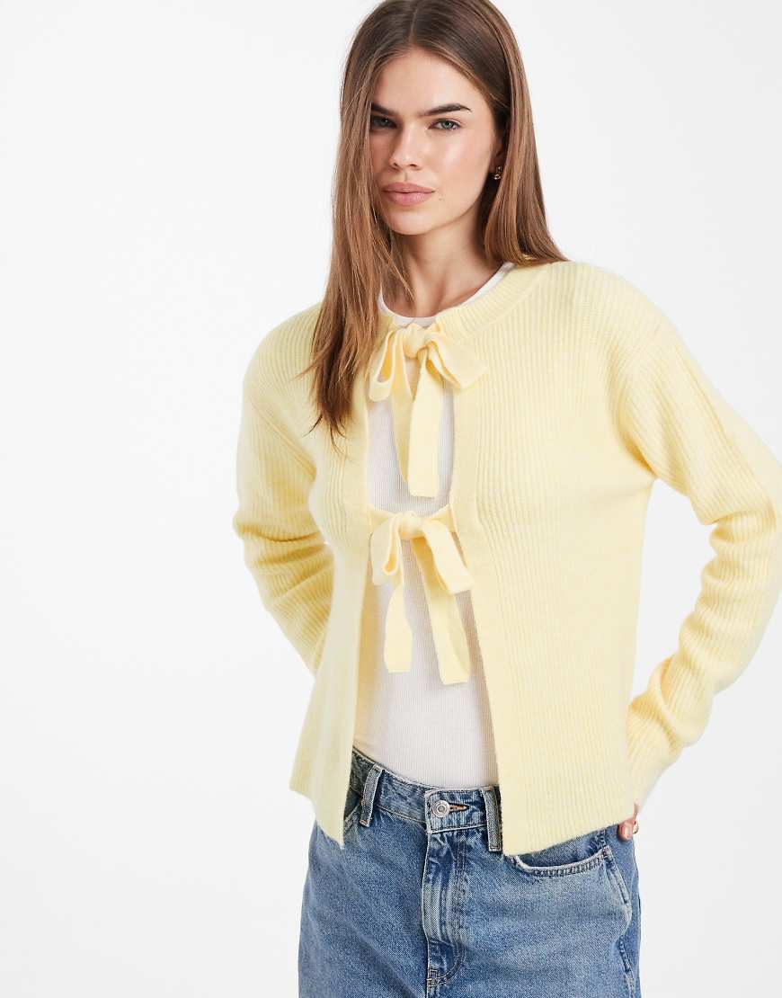 Pieces - Strickjacke in blassem Bananengelb von Pieces