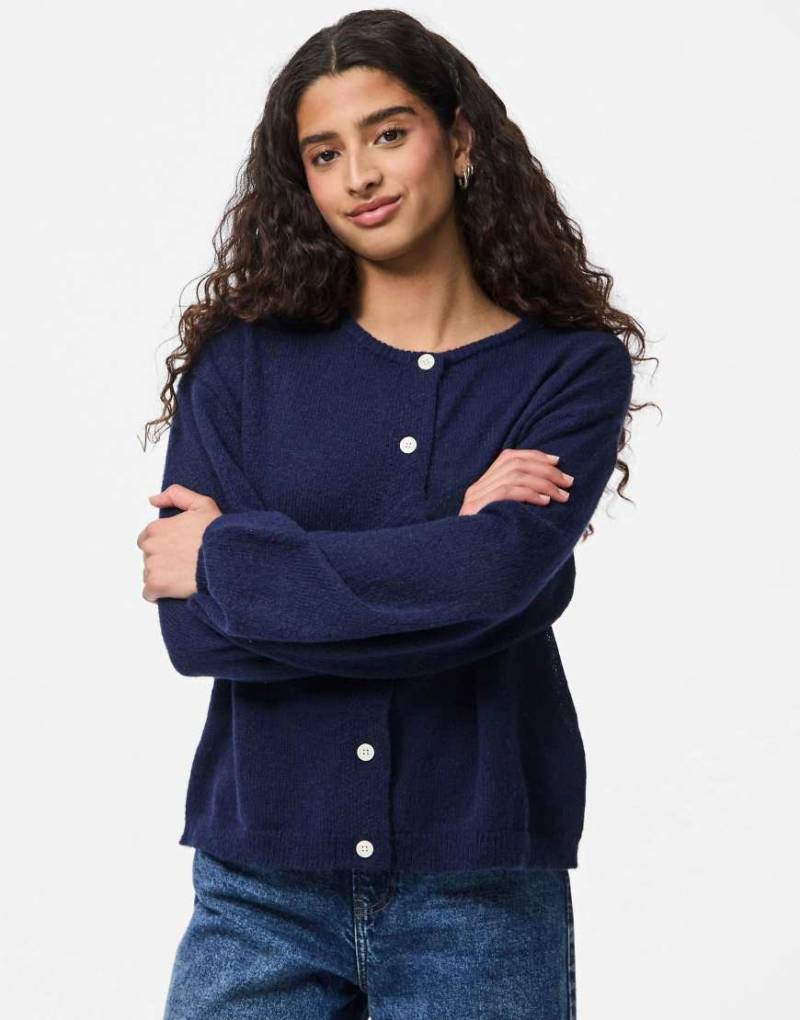 Pieces - Strickjacke in maritimem Blau von Pieces