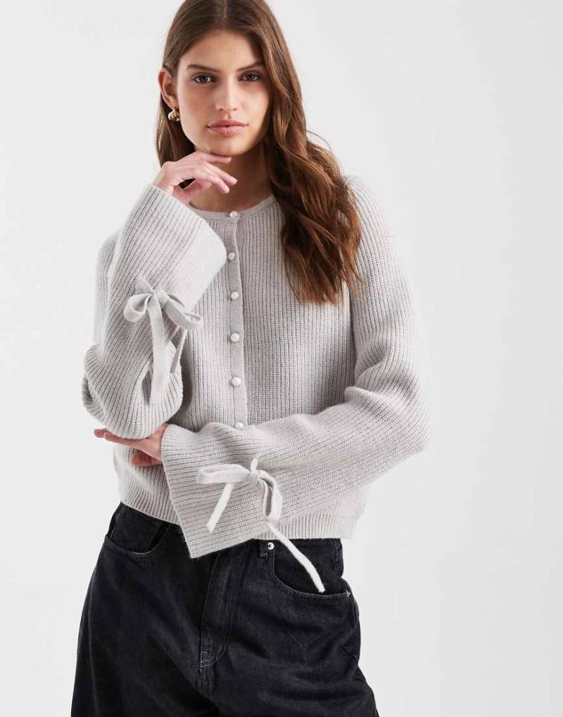 Pieces - Strickjacke in meliertem Hellgrau mit Perlenknöpfen und Bündchen mit Schleifendetail-Neutral von Pieces