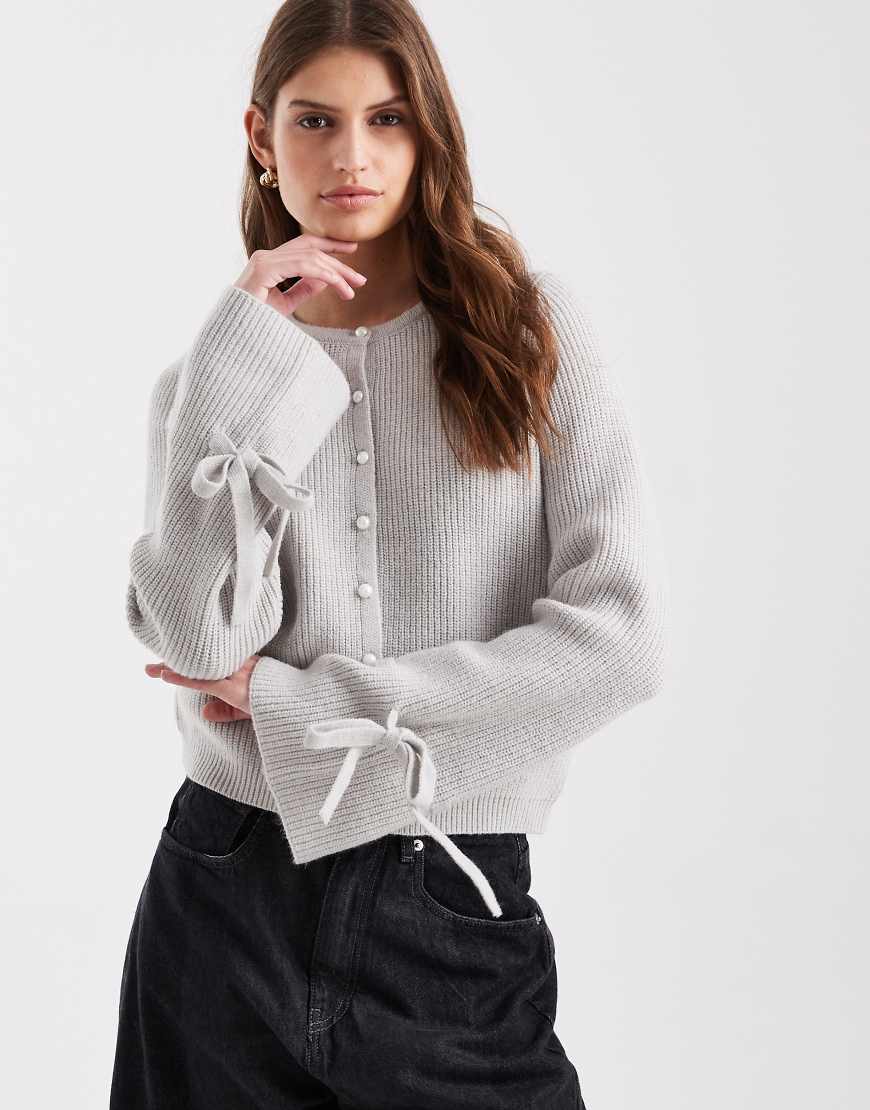 Pieces - Strickjacke in meliertem Hellgrau mit Perlenknöpfen und Bündchen mit Schleifendetail-Neutral von Pieces