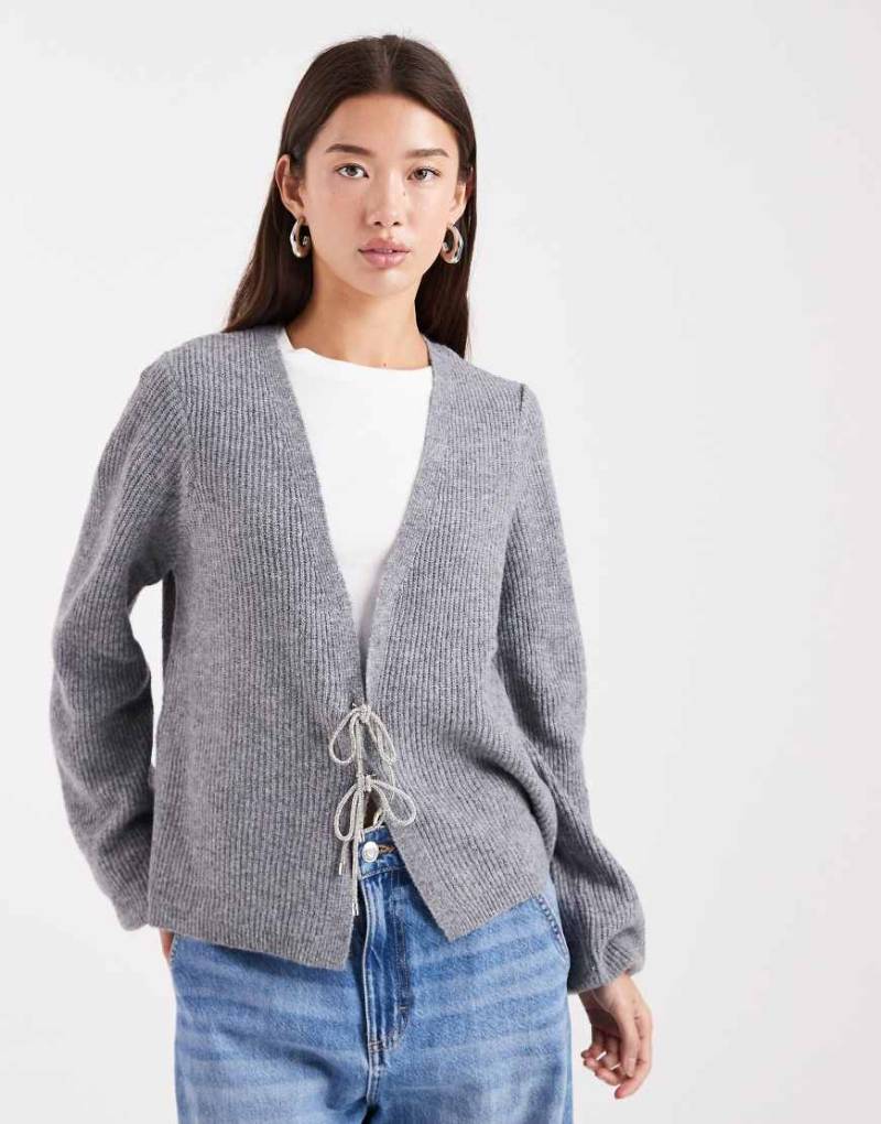 Pieces - Strickjacke in meliertem Mittelgrau mit verzierten Schleifendetails von Pieces