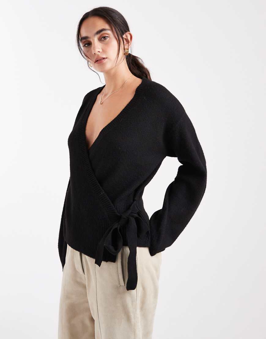 Pieces - Strickpullover in Schwarz mit seitlichen Bindebändern von Pieces