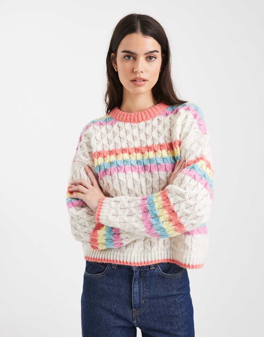 Pieces - Strickpullover in Weiß mit Streifen in Regenbogenfarben von Pieces