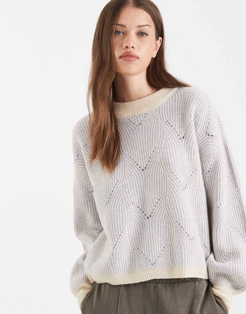 Pieces - Strickpullover in kontrastierendem, zartem Blau und Cremeweiß mit strukturiertem Detail-Lila von Pieces