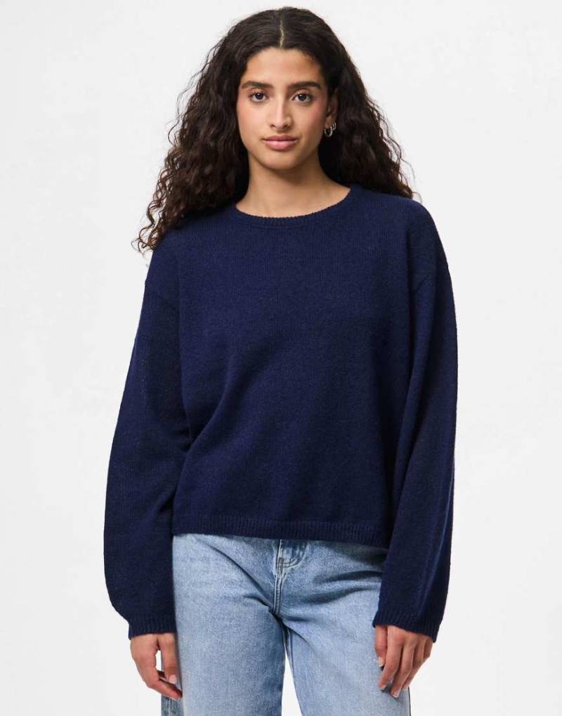 Pieces - Strickpullover in maritimem Blau von Pieces