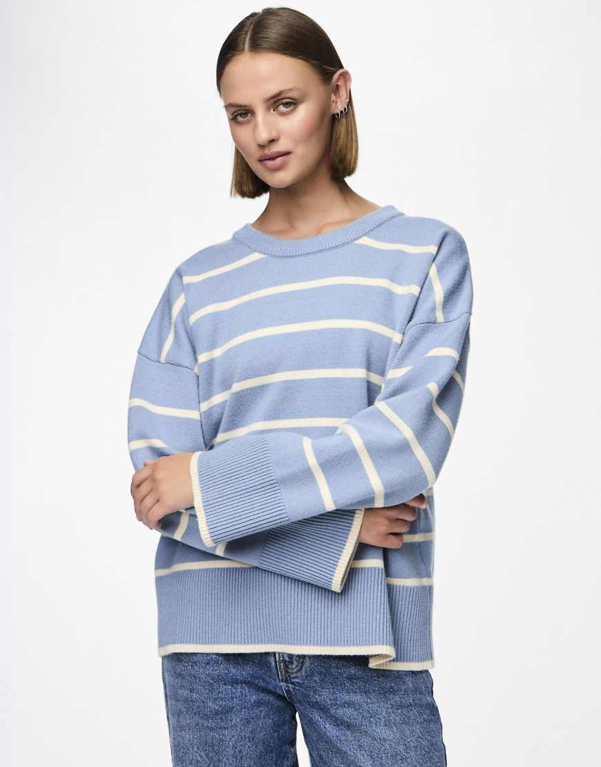 Pieces - Strickpullover in verblasstem Jeansblau Pieces - Strickpullover in verblasstem Jeansblau von Pieces