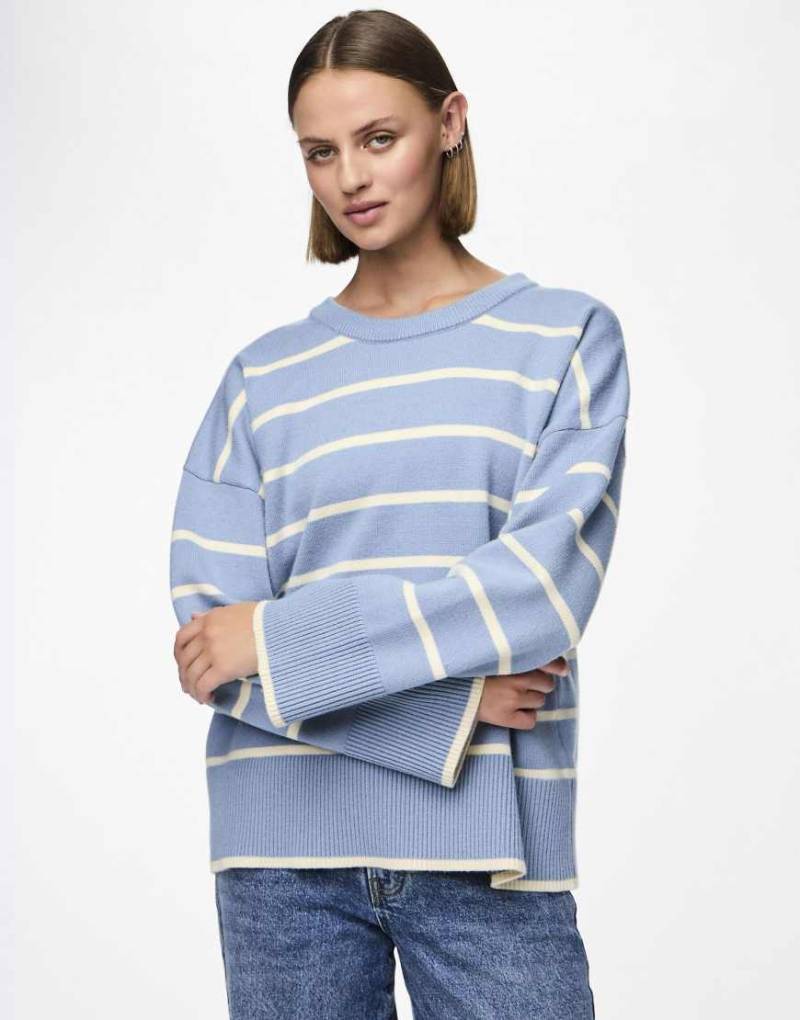 Pieces - Strickpullover in verblasstem Jeansblau von Pieces