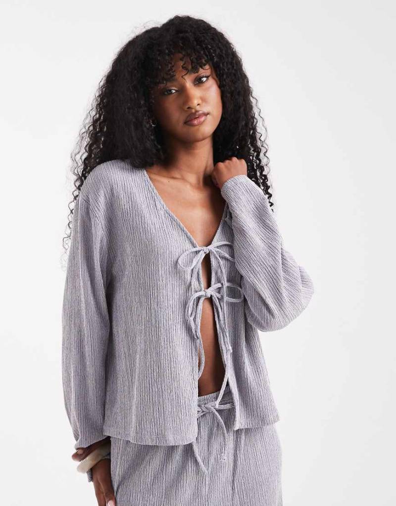 Pieces - Strukturiertes Oberteil in Blassgrau mit Bindebändern vorne, Kombiteil von Pieces