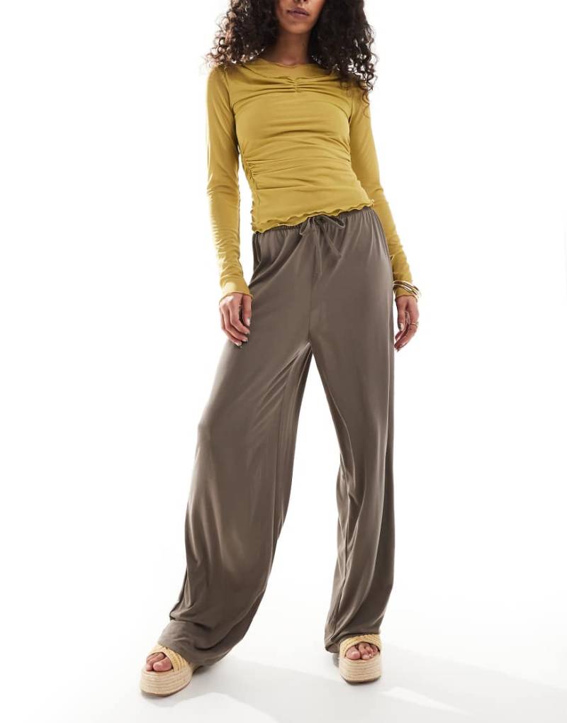 Pieces - Superweiche, geschmeidige Hose in Morchelbraun mit weitem Bein, Kombiteil von Pieces