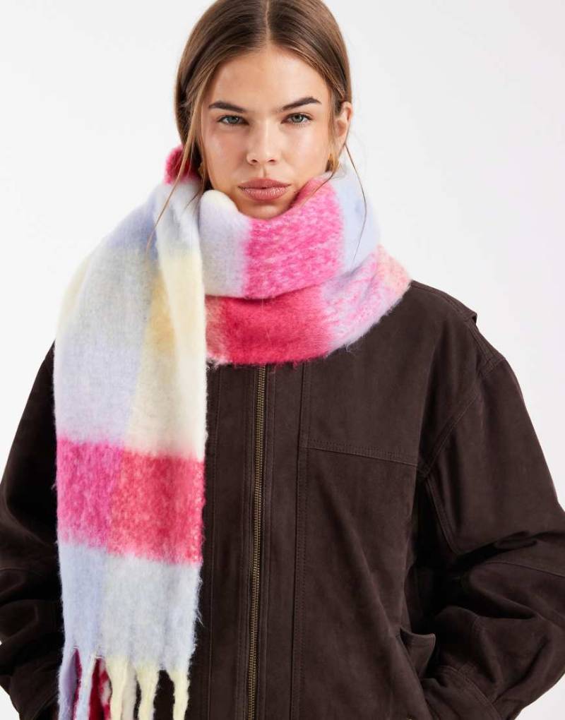 Pieces - Superweicher, karierter Fransenschal in leuchtenden bunten Farben von Pieces