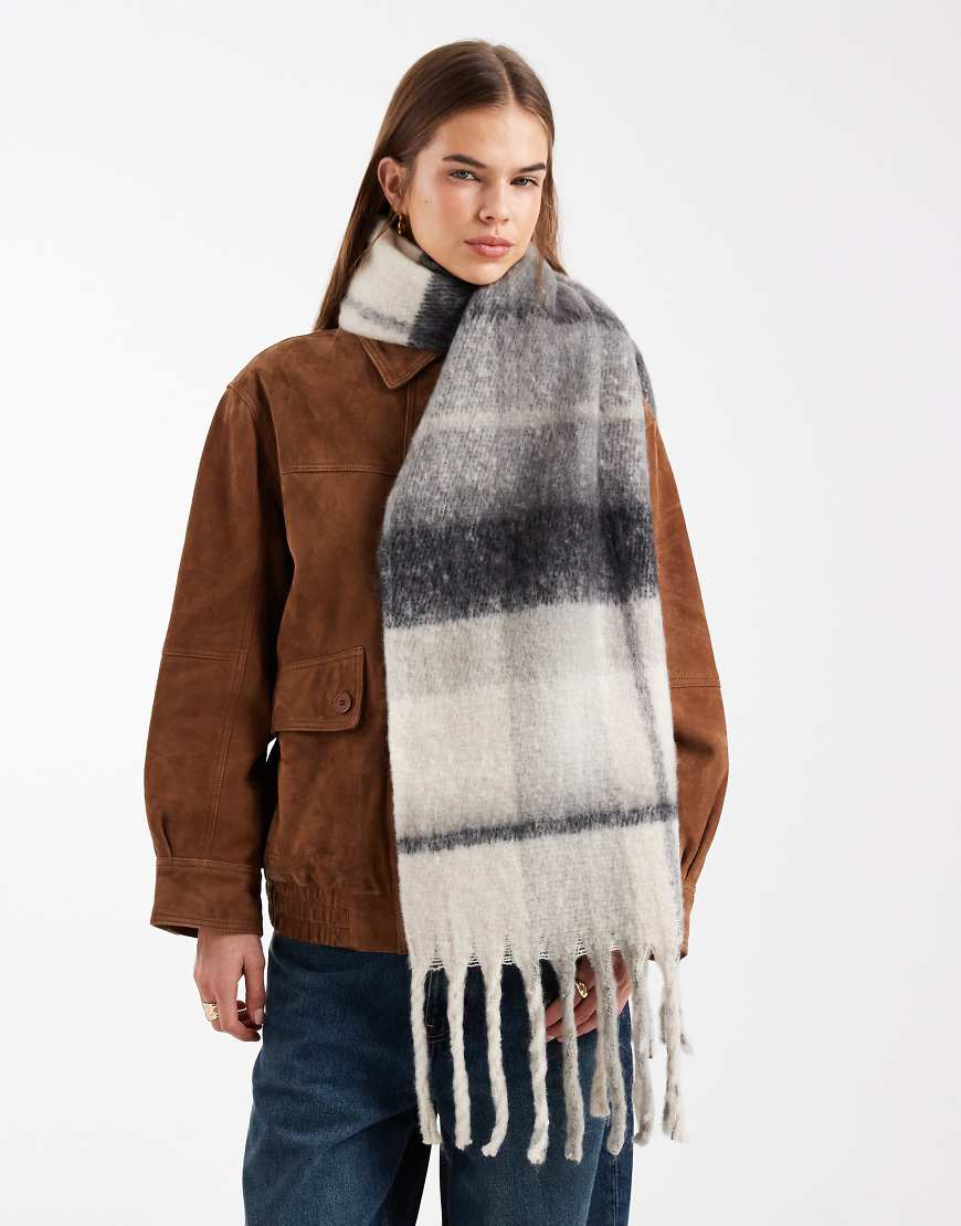 Pieces - Superweicher, langer Fransenschal in Neutral mit Karomuster-Bunt von Pieces