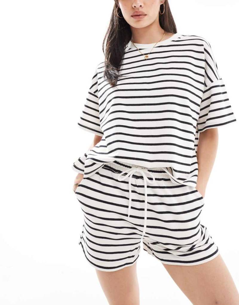 Pieces - Sweat-Shorts in Schwarz-Weiß mit Streifen und Bindegürtel, Kombiteil-Bunt von Pieces