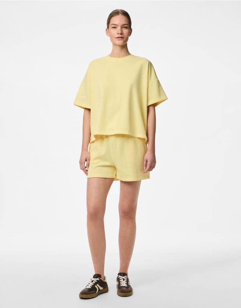 Pieces - Sweat-Shorts in blassem Bananengelb von Pieces