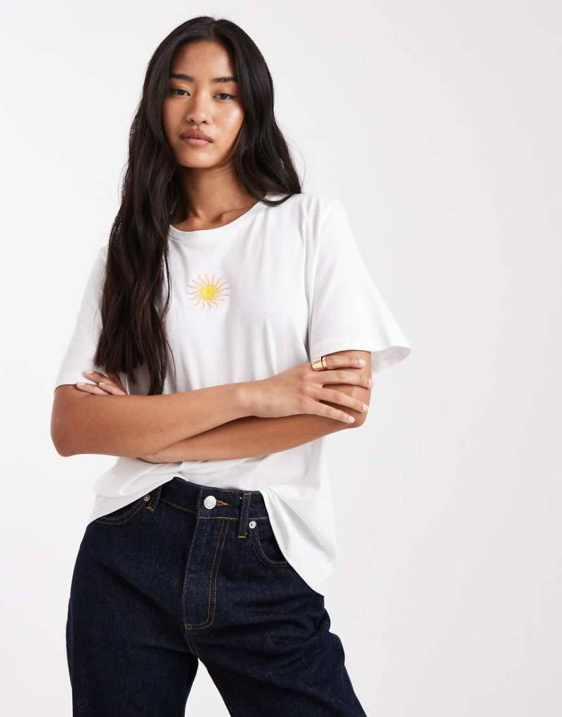 Pieces - T-Shirt in Weiß mit Sonnenstickerei von Pieces