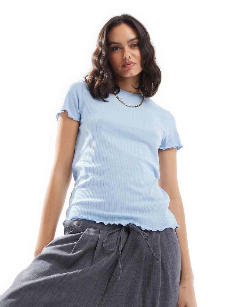 Pieces - T-Shirt in zartem Blau mit Wellenrand von Pieces