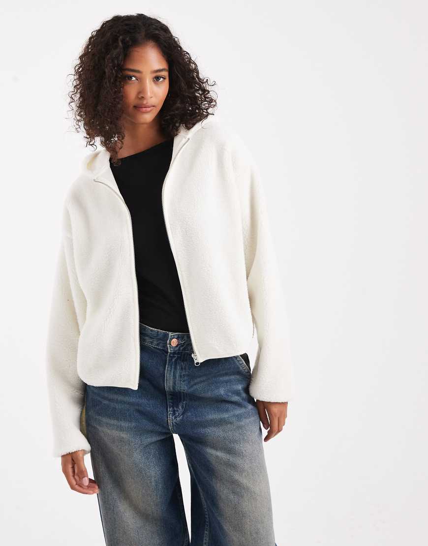 Pieces - Teddyjacke in Weiß mit Kapuze von Pieces