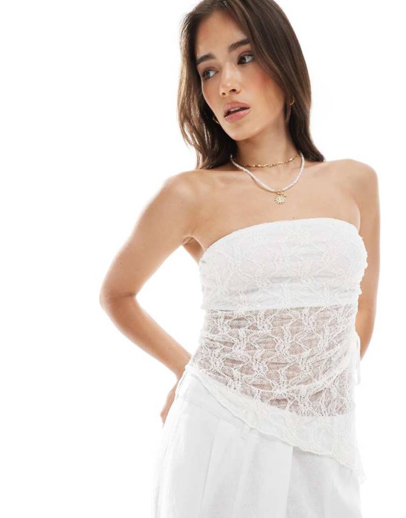 Pieces - Trägerloses Oberteil aus Spitze in Weiß mit asymmetrischem Saum von Pieces