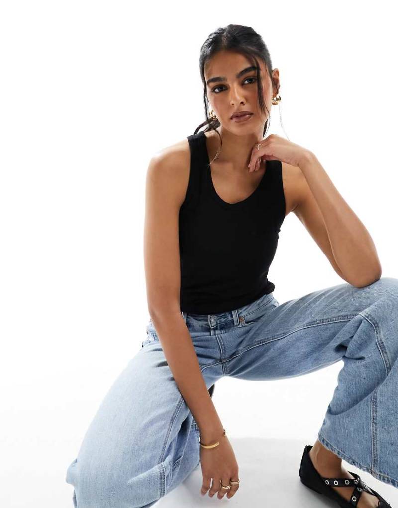 Pieces - Trägertop in Schwarz mit integriertem BH von Pieces