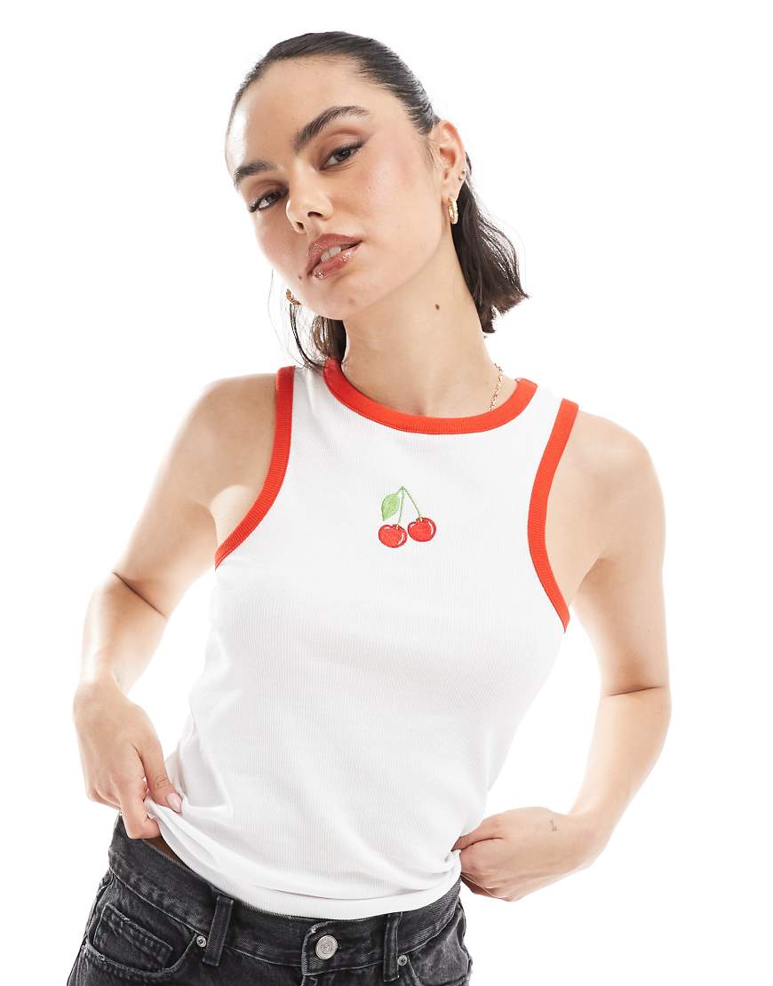 Pieces - Trägertop in Weiß mit Ringerrücken und aufgesticktem Kirschmotiv von Pieces