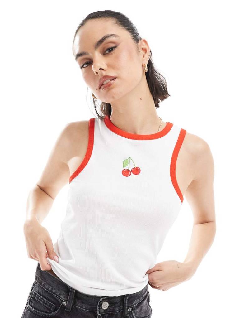 Pieces - Trägertop in Weiß mit Ringerrücken und aufgesticktem Kirschmotiv von Pieces