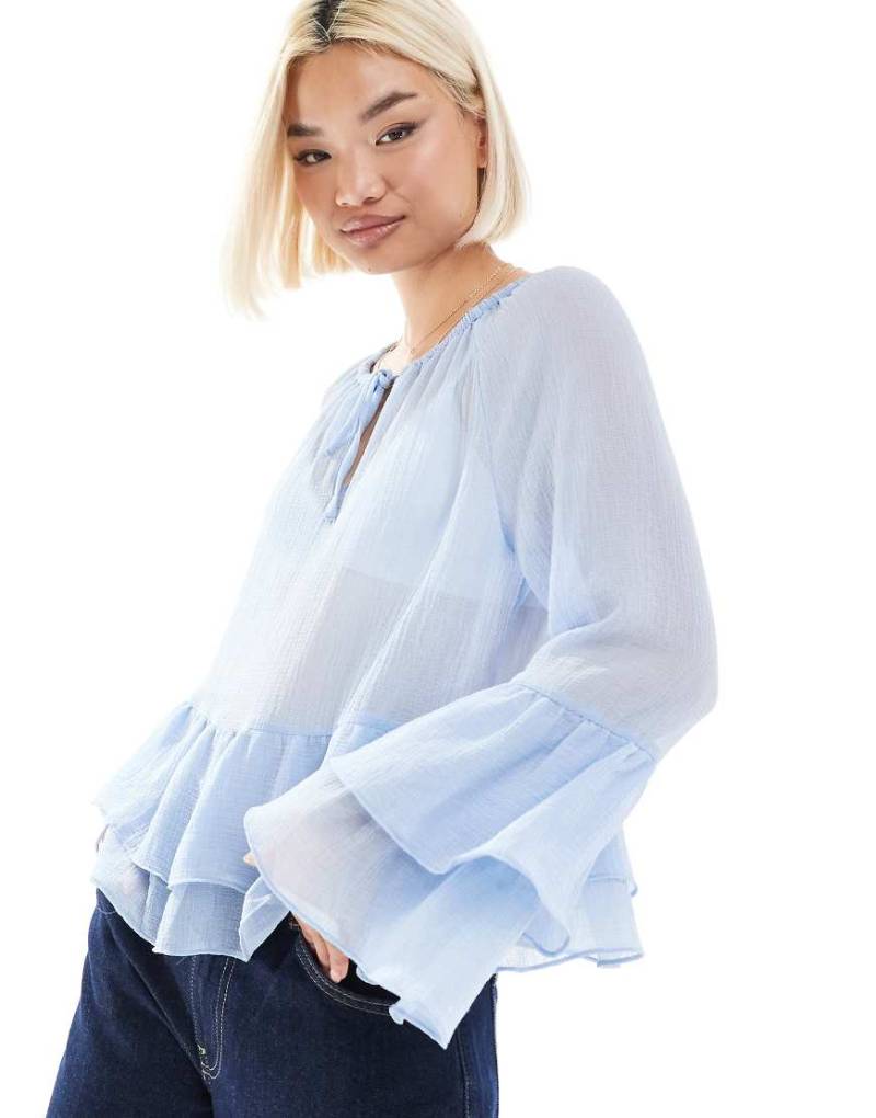 Pieces - Transparente Bluse in Blassblau mit Boho-Flair und Rüschendetails von Pieces