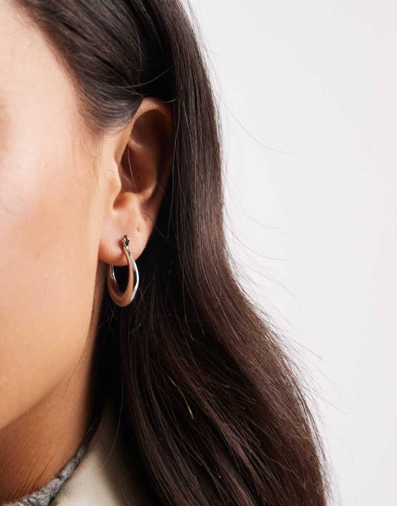 Pieces - Unregelmäßige Creolen in Silberoptik von Pieces