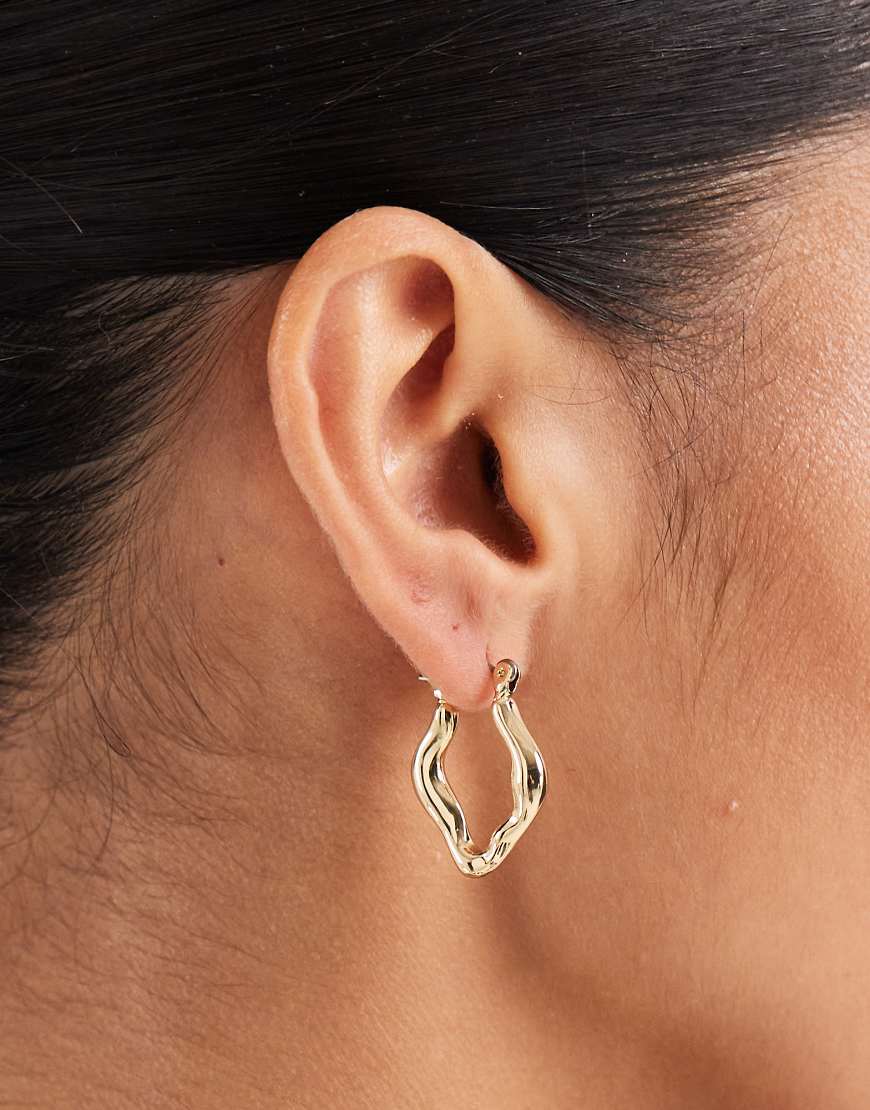 Pieces - Unregelmäßige Hänge-Creolen in Goldoptik-Goldfarben Pieces - Unregelmäßige Hänge-Creolen in Goldoptik-Goldfarben von Pieces