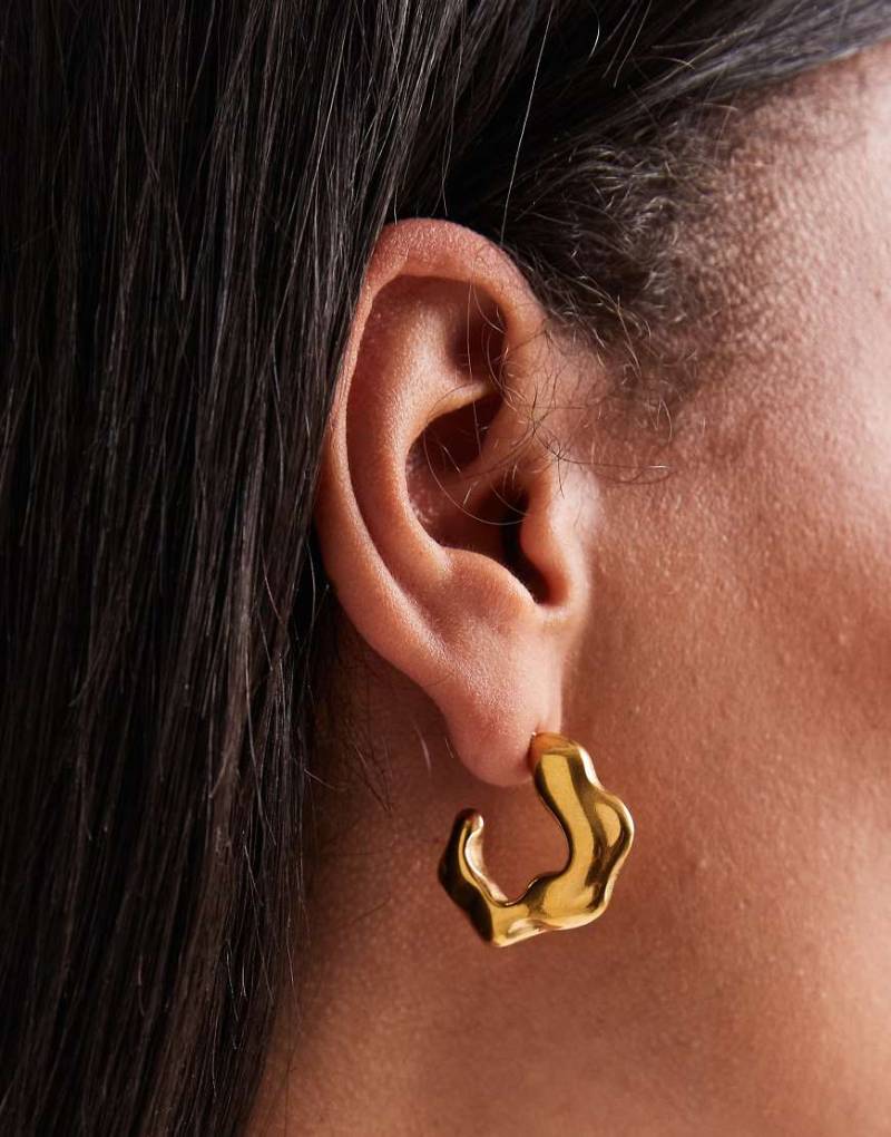 Pieces - Verdrehte Creolen aus Edelstahl in geschmolzener Goldoptik-Goldfarben von Pieces